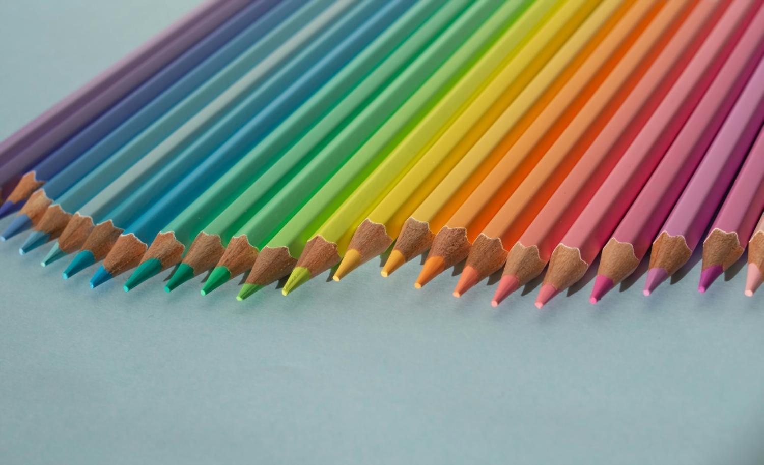 Materiales de dibujo profesionales y ejercicios de práctica